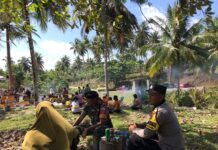 Bhabinkamtibmas Polsek Pasangkayu Kawal Giat Ibadah Umat Hindu Di Desa Martasari Dan Batu Oge