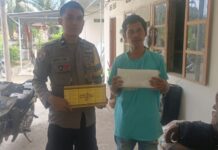 Polri Hadir Di Tengah Masyarakat, Bhabinkamtibmas Laksanakan Sambang Dan Serahkan Sarana Kontak Di Desa Bajawali