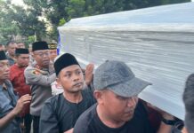 Tangis Haru Iringi Kepulangan Terakhir: Kapolres Pasangkayu Turut Usung Jenazah Personelnya ke Rumah Duka