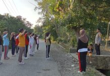 Semangat Ibu PKK Desa Kalola Dibakar! Bhabinkamtibmas Latih Baris-Berbaris Jelang HKG PKK ke-52