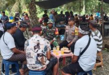 Wujud Toleransi, Bhabinkamtibmas Polsek Pasangkayu Amankan Upacara Ngaben Umat Hindu di Martasari