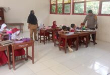 Bhabinkamtibmas Polsek Sarudu Pantau Pemberian Makanan Bergizi Gratis, Dukung Generasi Sehat dan Cerdas