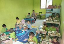 Bhabinkamtibmas Polsek Sarudu Pantau Pemberian Makanan Bergizi untuk Ribuan Siswa di Duripoku