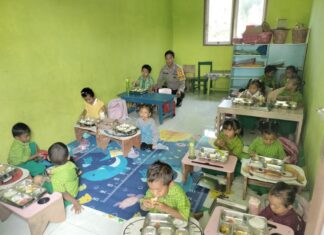 Bhabinkamtibmas Polsek Sarudu Pantau Pemberian Makanan Bergizi untuk Ribuan Siswa di Duripoku