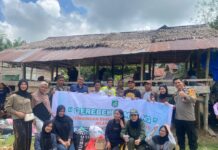 Bhabinkamtibmas Polsek Bambalamotu Hadiri “Grebek Kampung” Dukung Evaluasi KB dan Pencegahan Stunting di Desa Polewali