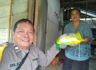 Bhabinkamtibmas Polres Pasangkayu Antar Langsung Beras SPHP Bulog untuk Warga Binaan