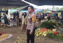Bhabinkamtibmas Amankan Pasar Tradisional Randomayang, Jaga Ketertiban dan Kelancaran Lalu Lintas