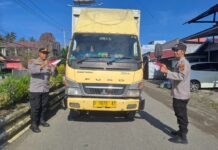 Aksi Patriotik, Polsek Pasangkayu Bagikan Bendera Merah Putih Jelang HUT RI ke-80 Kepada Pengendara