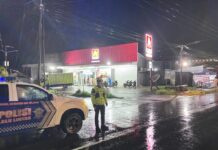 Cuaca Buruk, Satlantas Polres Pasangkayu Tetap Gelar Patroli Blue Light Meski Diguyur Hujan