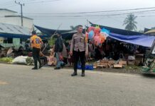 Sentuhan Bhabinkamtibmas Polsek Bambalamotu di Pasar Tradisional, Warga Bisa Belanja dengan Nyaman”