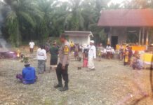 Bhabinkamtibmas Polsek Pasangkayu Kawal Prosesi Ngaben Warga Martajaya