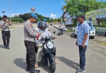 Si Propam Polres Pasangkayu Tebar Semangat Merah Putih di Jalanan Kota