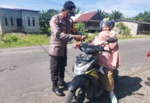 Semangat HUT RI KE-80, Polsek Sarudu Bagikan Dan Pasang Bendera Merah Putih Kepada Pengendara