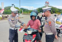 Kobarkan Semangat Kemerdekaan, Satlantas Polres Pasangkayu Bagikan Bendera Merah Putih dan Himbau Tertib Lalu Lintas,
