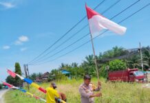 Kibarkan Semangat Merah Putih! Bhabinkamtibmas Polsek Sarudu Ajak Warga Taranggi Sambut HUT RI ke-80