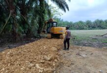 Bhabinkamtibmas Polsek Pasangkayu Awasi Proyek Jalan Tani Dana Desa, Pastikan Transparansi dan Kualitas Terjaga