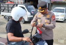 Kibarkan Semangat Merdeka! Kapolres Pasangkayu Turun Langsung Bagikan Bendera Merah Putih di Jalan