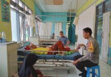 Sentuhan Kemanusiaan di Balik Seragam: Bhabinkamtibmas Polsek Sarudu Jenguk Warga Sakit