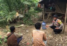 Menembus Arus, Mengarungi Sungai: Bhabinkamtibmas Susuri Desa Terpencil Demi Ketahanan Pangan