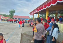Bhabinkamtibmas Polsek Baras Amankan Lomba Gerak Jalan dan Karnaval HUT RI ke-80 di Bulutaba