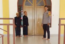 Bhabinkamtibmas Sarudu Amankan dan Laksanakan Sholat Jumat Bersama Warga di Masjid Al Mujahidin