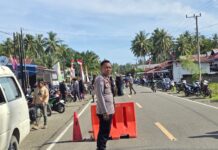 Dekat dengan Masyarakat, Bhabinkamtibmas Desa Letawa Melayat ke Rumah Duka