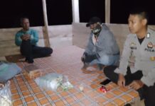 Menjaga Wilayah Binaan Tetap Kondusif Bhabinkamtibmas Polsek Sarudu Ronda Malam Bersama Warga Desa