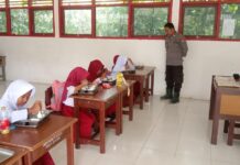 Bhabinkamtibmas Sarudu Dampingi Program Pemberian Makan Bergizi, 1.999 Siswa Rasakan Manfaat