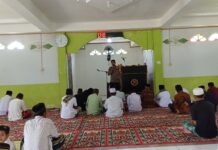 Bhabinkamtibmas Bambalamotu Ajak Warga Jaga Kamtibmas Usai Shalat Jumat di Masjid Nurul Hakim
