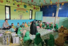 Bhabinkamtibmas Polsek Sarudu Dampingi Kegiatan Pemberian Makan Bergizi untuk Ribuan Siswa di Duripoku