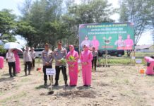 Kapolda Sulbar dan Ketua PD Bhayangkari Tanam Pohon di Polres Pasangkayu, Wujud Kepedulian terhadap Lingkungan