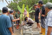 Wujudkan Kepedulian Lingkungan, Bhabinkamtibmas Martajaya Bersama Warga Bangun Dudukan Tandon Air