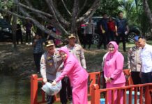 Kapolda Sulbar dan Ketua Bhayangkari Tebar Benih Ikan Nila di Kolam Polres Pasangkayu, Dorong Ketahanan Pangan dan Kepedulian Lingkungan