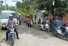 Bhabinkamtibmas Polsek Bambalamotu Lakukan Pengawalan Dan Pengamanan Jenazah Warga Desa Randomayang