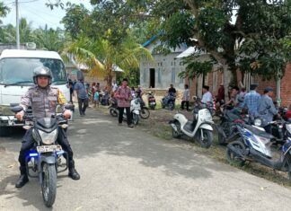 Bhabinkamtibmas Polsek Bambalamotu Lakukan Pengawalan Dan Pengamanan Jenazah Warga Desa Randomayang