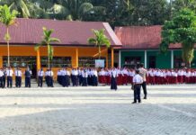 Bhabinkamtibmas Jadi Pembina Upacara Di Smp 2 Satap Bambaira, Ajak Siswa Tanamkan Disiplin Dan Jaga Kamtibmas