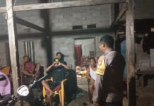 Bhabinkamtibmas Polsek Sarudu Datangi TKP Pelemparan Rumah Warga oleh OTK, Warga Diminta Tetap Tenang
