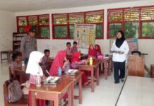 Bhabinkamtibmas Hadiri Seminar dan Malam Ramah Tamah Perpisahan Mahasiswa KKN STKIP Tomakaka di Desa Sarjo