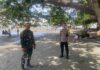 Bhabinkamtibmas Polsek Pasangkayu Hadir di Tengah Liburan: Jaga Keamanan Wisata Pantai Batu Oge