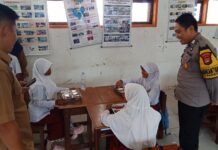 Bhabinkamtibmas Bambalamotu Awasi Penyaluran Makanan Bergizi di SDN Salule, Tegaskan Pentingnya Dukungan Program Pemerintah