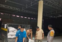 Bhabinkamtibmas Sarudu Dampingi Warga Antar Hasil Panen Jagung ke Gudang Bulog Pasangkayu