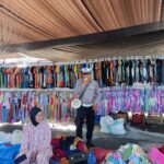 Sat Lantas Polres Pasangkayu Gencarkan Edukasi Tertib Berlalu Lintas di Pasar Smart dalam Rangka Ops Zebra Marano 2025