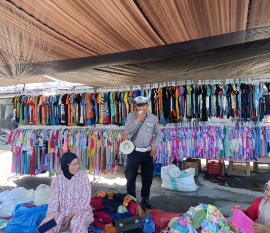 Sat Lantas Polres Pasangkayu Gencarkan Edukasi Tertib Berlalu Lintas di Pasar Smart dalam Rangka Ops Zebra Marano 2025