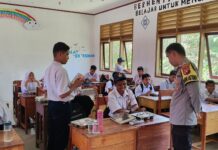Bhabinkamtibmas Sarudu Awasi Penyaluran Makanan Bergizi di SMPN 03 Dapurang, Pastikan Aman dan Tepat Sasaran