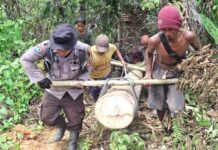 Kebersamaan Bhabinkamtibmas Polsek Pasangkayu dan Warga Dalam Gotong Royong Perbaikan Jembatan