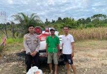 Bhabinkamtibmas Polsek Sarudu Kawal Hasil Panen Jagung Warga ke Gudang Bulog Pasangkayu