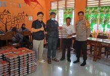 Bhabinkamtibmas Bambalamotu Kawal Penyaluran Makanan Bergizi, Pastikan Siswa Konsumsi Tepat Waktu dan Terhindar Hoaks