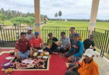 Bhabinkamtibmas Polsek Bambalamotu Hadiri Kegiatan Panen Padi di Desa Pangiang