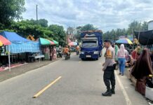 Bhabinkamtibmas Bambalamotu Amankan dan Atur Lalu Lintas di Pasar Tradisional Randomayang