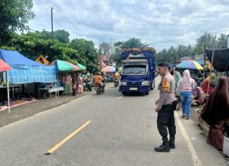 Bhabinkamtibmas Bambalamotu Amankan dan Atur Lalu Lintas di Pasar Tradisional Randomayang